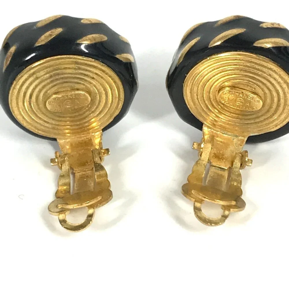 CHANEL Vintage Black Logo Earrings - Picture 7 of 8